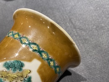 Une garniture de quatre vases en porcelaine de Chine famille verte &agrave; fond brun capucin, 19&egrave;me